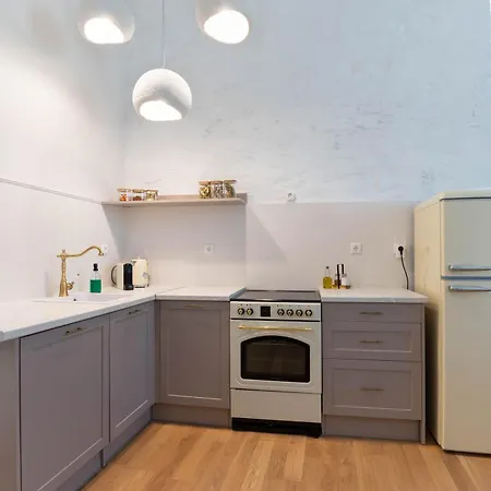 Syra Di Giovanni 埃尔莫波利斯