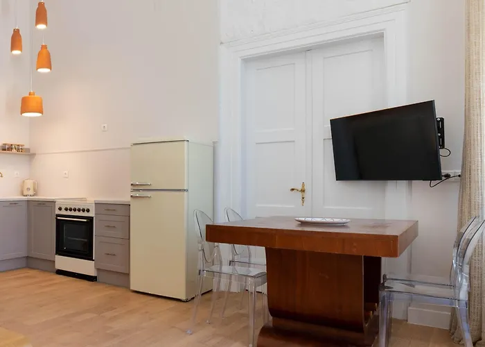 Daire Syra Di Giovanni *