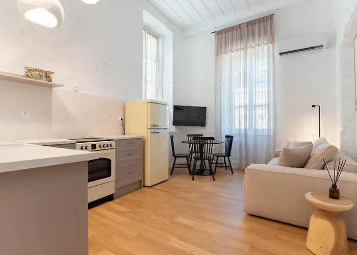 Syra Di Giovanni Daire *