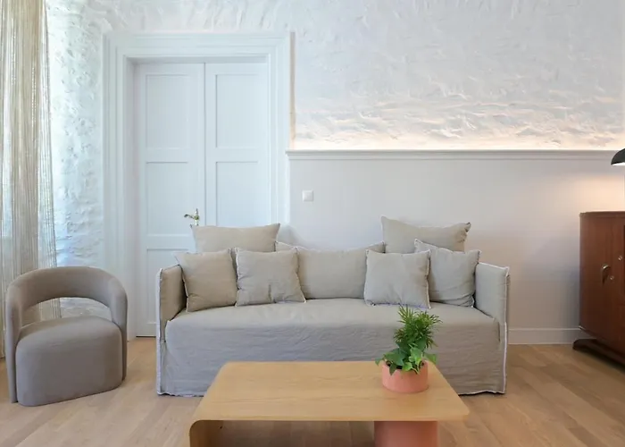 Daire Syra Di Giovanni *