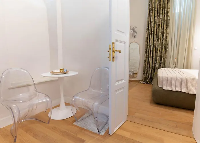 Daire Syra Di Giovanni *